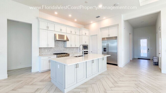 Building Photo - IMPRESSIVE and SPACIOUS 4 BEDROOM/ 4.5 BAT...