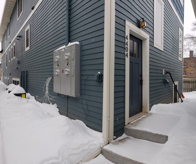 Private rear entry - 4404 Nicollet Ave