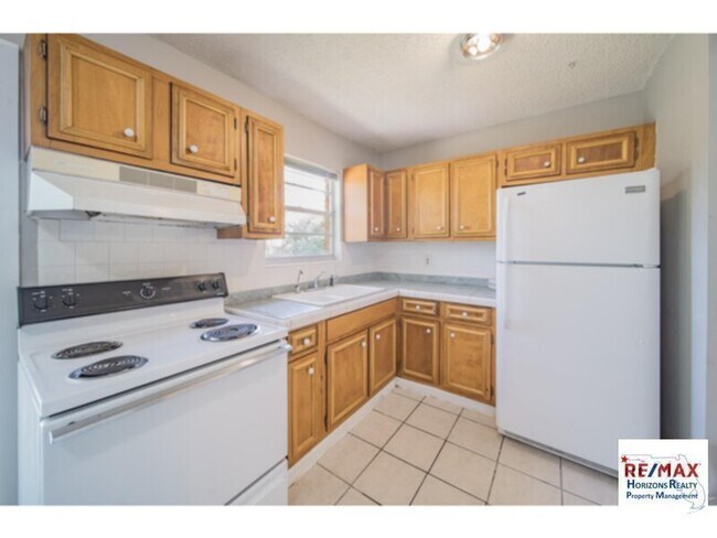 Building Photo - Charming Brick Ranch!