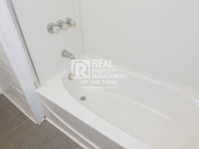 Building Photo - Available Now - 2 Bedroom/ 1 Bathroom Home...