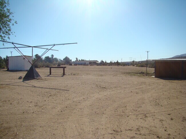 Foto del edificio - 3 BEDROOM HOME WITH WORKSHOP ON 2 1/2 ACRES