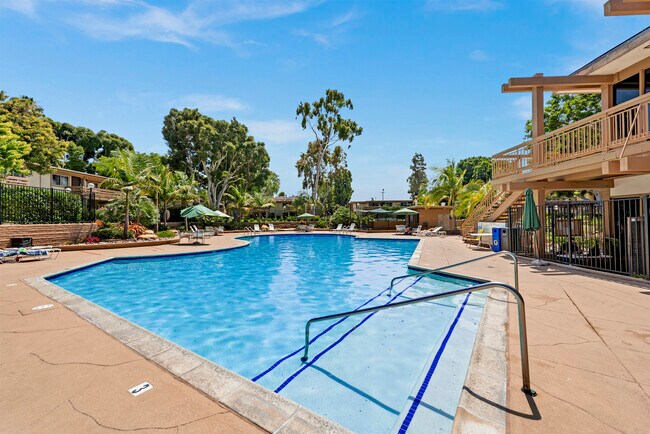 Enorme piscina comunitaria - 2640 Worden St.