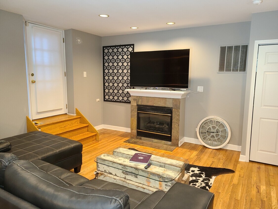Primary Photo - 1050 W Dakin St