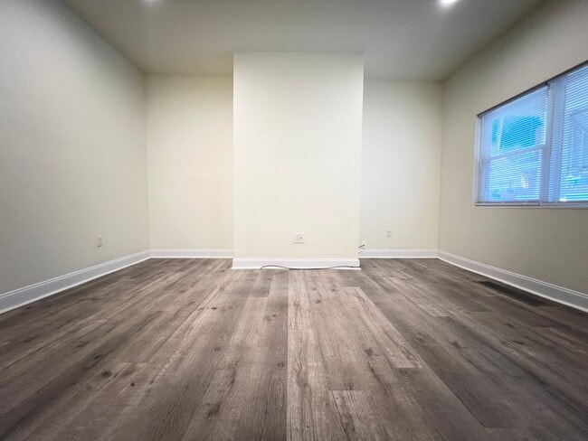 Building Photo - Updated 2BR house with off street parking!