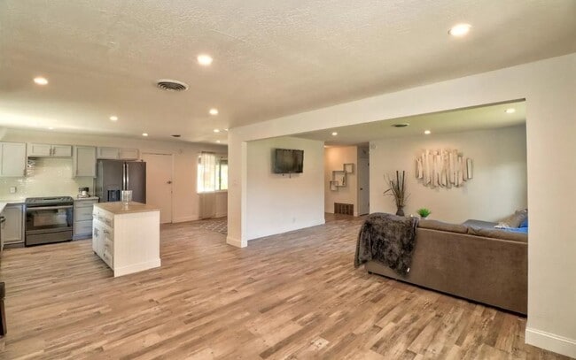 Building Photo - 1430 Peach Tree Ln