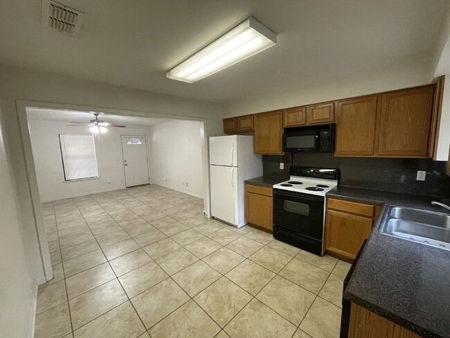 Building Photo - 2 Bed/1 Bath in Pleasanton, TX