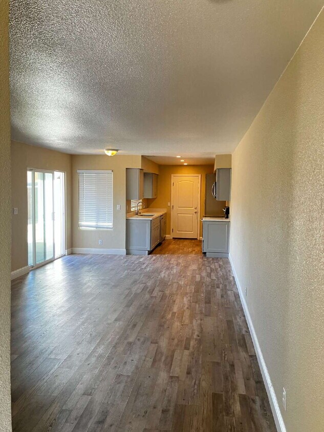 Foto del edificio - Charming 2-Bed, 2-Bath Duplex Retreat on Denver Avenue – Perfect Merced Living!