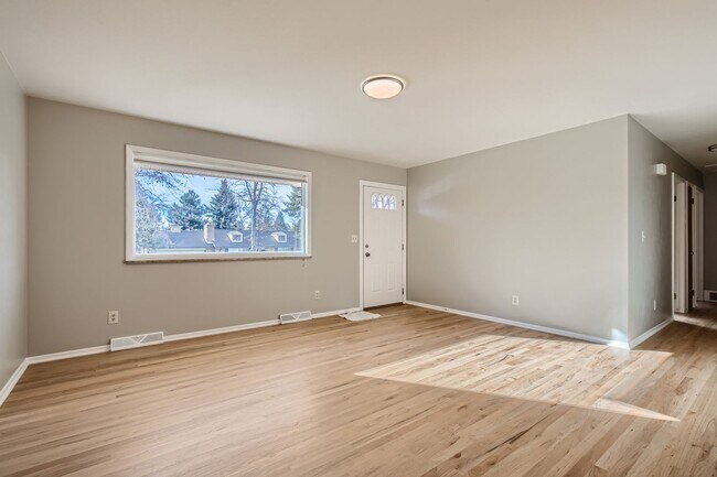 Foto del edificio - Beautiful Newly Remodeled Ranch with fully finished basement- Large Yard! RV Parking!