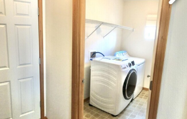 Foto del edificio - Spacious 3BR/2.5BA Home in Oly Schools w/ Open Floor Plan & Private Backyard