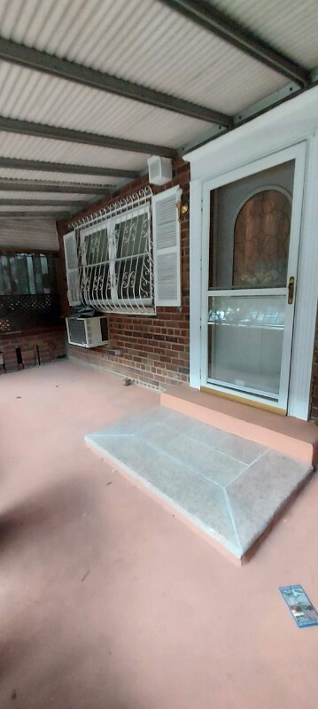 Foto del edificio - 919 Schenck Ave