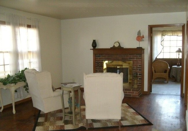 Building Photo - 5845 Kenwood Ave