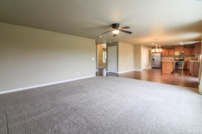 Foto del edificio - Large 4 Bed, 2.5 Bath West Pasco Home