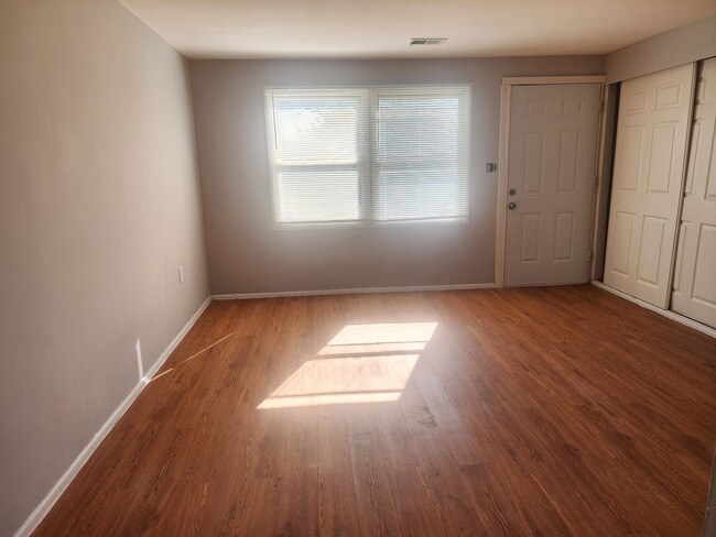 Foto del edificio - Cozy 3 bedroom 1 bathroom town home locate...