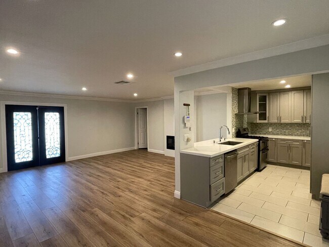 Foto del edificio - Luxurious Retreat: Stylish 3 Bed, 3 Bath Home in Granada Hills