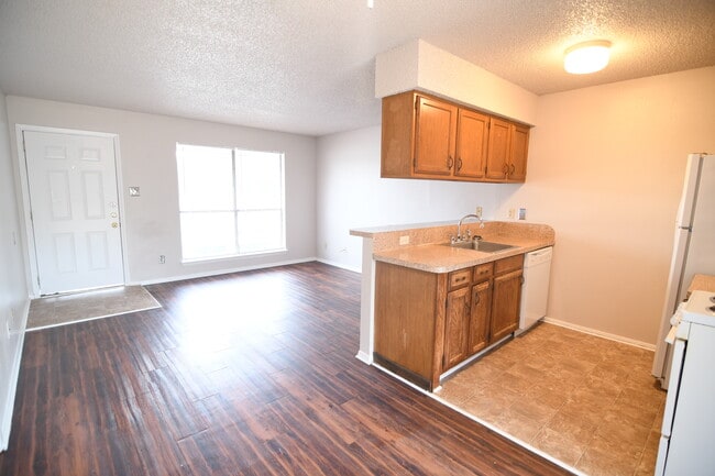 Building Photo - 1602 Kelly Dr