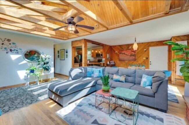 Building Photo - 597 Rudi Ln