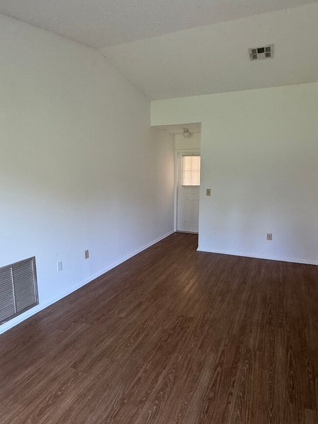 Building Photo - Cute as a button home with high ceilings a...