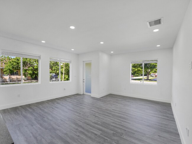 Building Photo - 760 SW 10th St