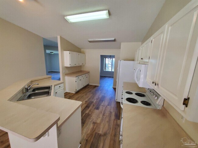 Building Photo - 2490 Vale Dr
