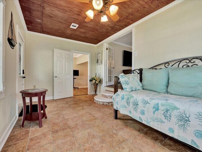 Building Photo - 683 Water View Dr