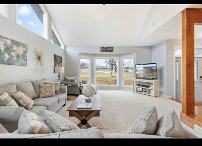 Foto del edificio - 7151 Bayview Rd