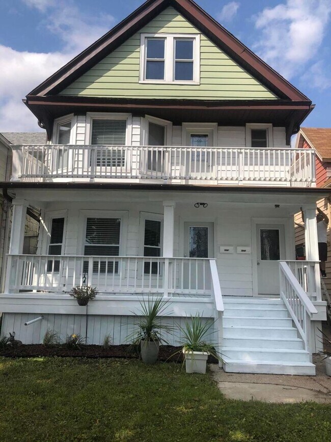 Building Photo - Don't Miss This Lovely Lower Unit in the H...