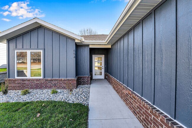 Building Photo - Hickory Village 55 Plus, LLC - 3700 E Cherry St Springfield, MO 65809