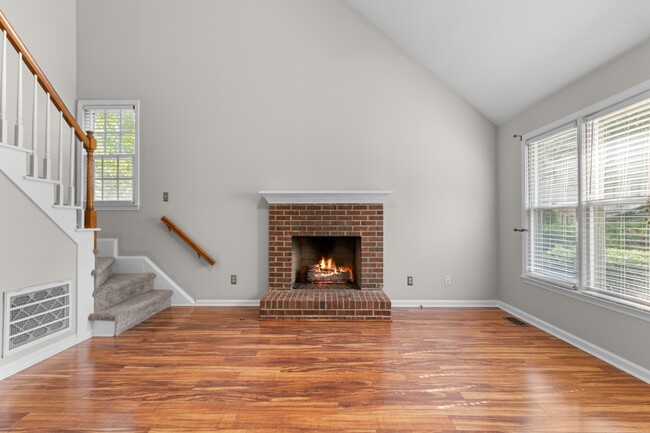 Building Photo - 4505 Aviemore Crescent