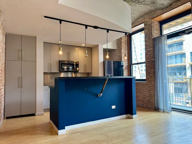 Building Photo - 120 E Cullerton St