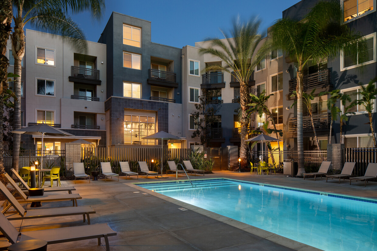 Piscina y terraza al atardecer - Avalon Warner Place