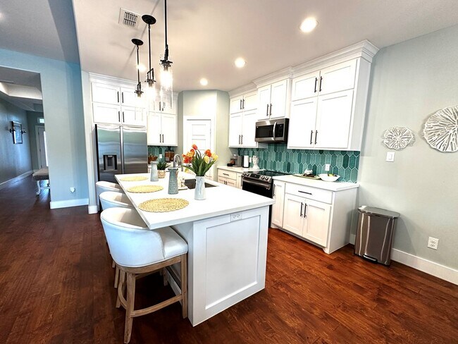 Building Photo - 175 Torrey Pines Dr