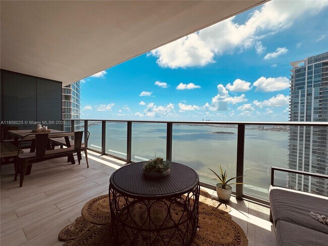 Foto del edificio - 650 NE 32nd St