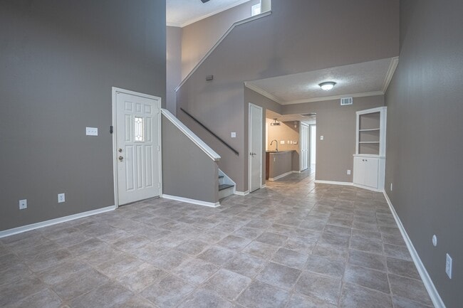 Building Photo - 928 Memorial Village Dr