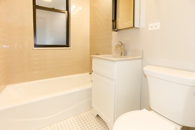 Foto del edificio - 817 W Lakeside Pl