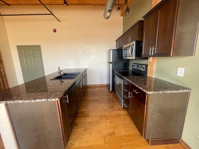 Foto del edificio - Large One Bedroom One bath Loft Apartment available Now!