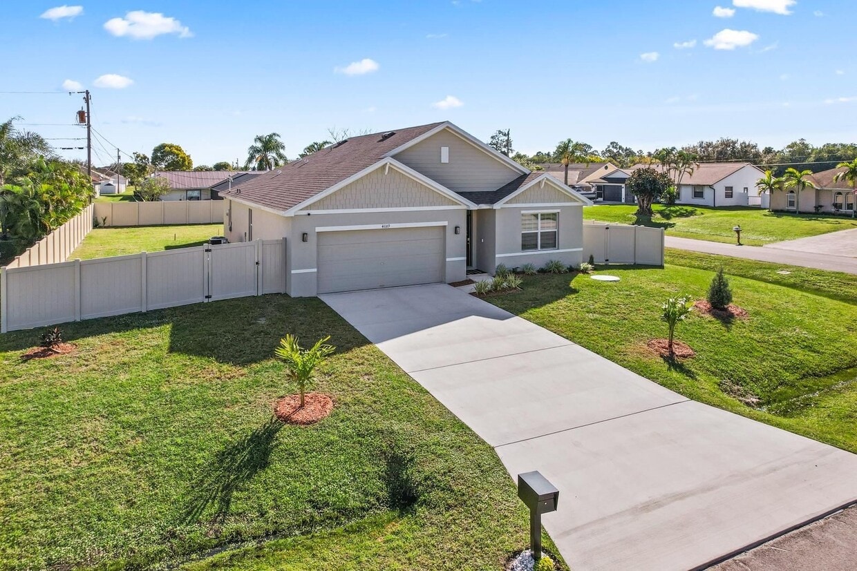 Foto principal - 4689 SW Ulster St
