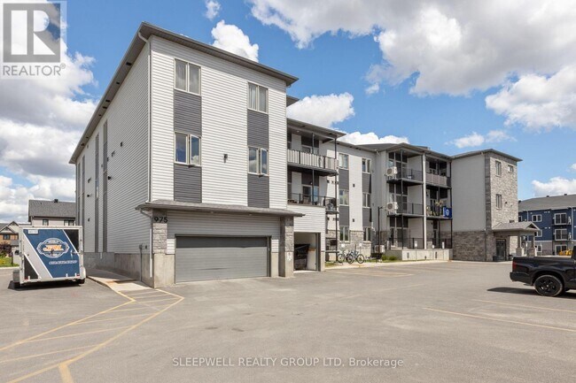 Photo du bâtiment - 975 N Russell Rd