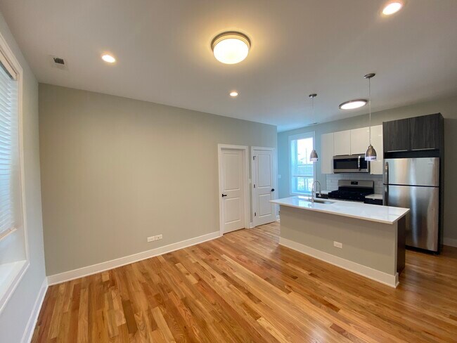 Foto del edificio - 2355 W 18th Pl