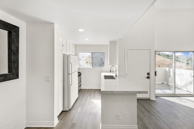 Building Photo - Two Bedroom Upper Unit with High Ceilings ...