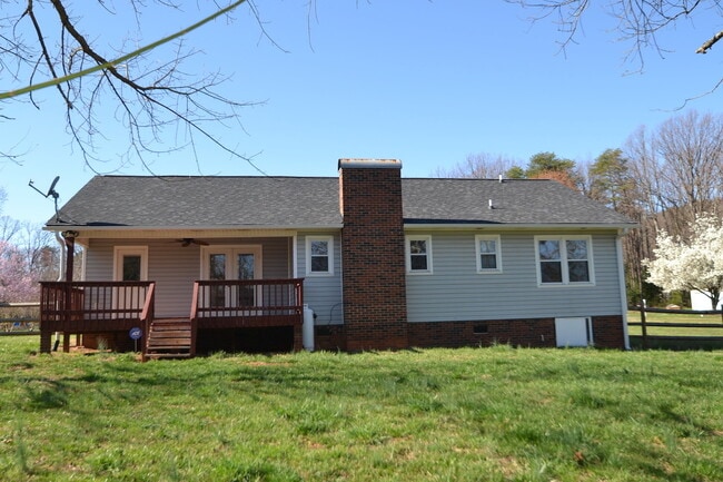 Building Photo - AVAILABLE August 24, 2023 Nice 3 bdrm 2 ba...