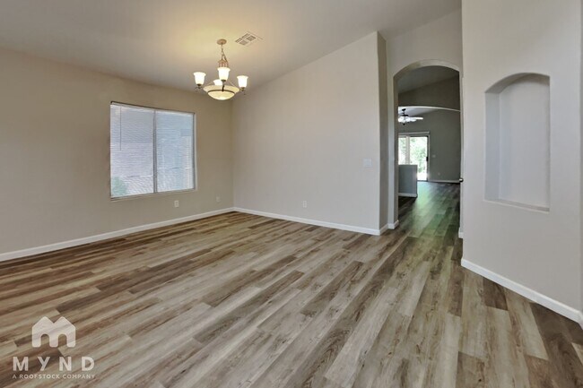 Foto del edificio - 714 E Lovegrass Dr