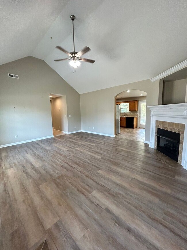 Foto del edificio - Welcoming 3 Bed, 2 Bath, Oversized 2 Car G...