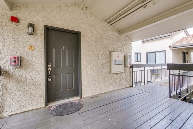Building Photo - 1 Bed 1 Bath With Lots of Amenities!