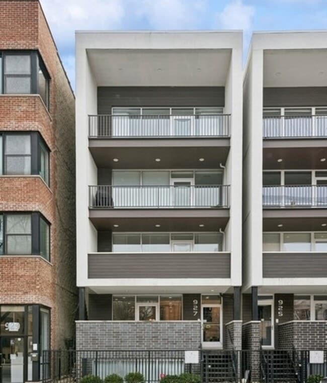 Building Photo - 927 N Damen Ave