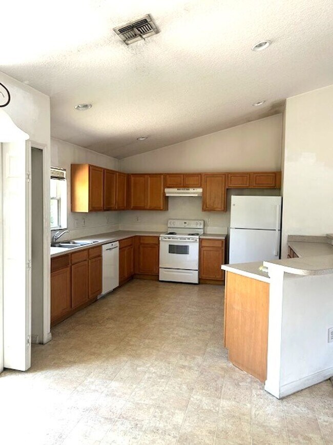 Building Photo - 3 bedroom, 2 bath home