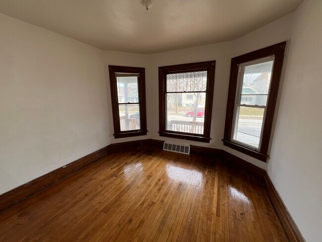 Foto del edificio - Spacious 4br/1ba in the heart of Bayview