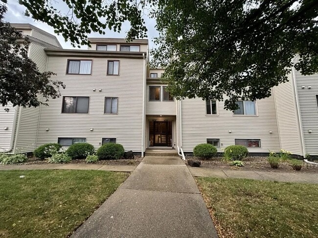 Building Photo - 2127 Melrose Dr