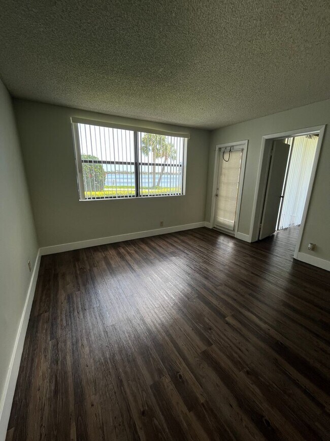 Foto del edificio - ONE BEDROOM ONE BATHROOM !! WITH LAKE VIEW...