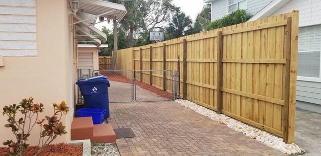 Building Photo - unfurnished 2 bed 2 bath house