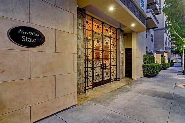 Foto del edificio - Luxurious 2 Master Bedrooms 2.5 Bath Townhome